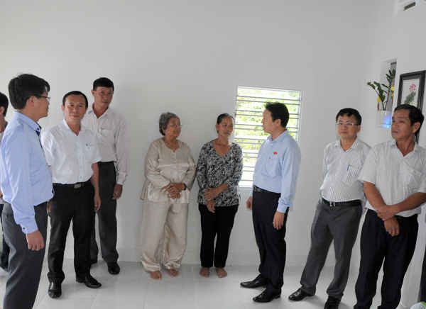 Bộ trưởng Trần Hồng Hà ân cần thăm hỏi, động viên và chúc mừng gia đình bà Phạm Thị Hồng đã được nhận Nhà tình nghĩa 