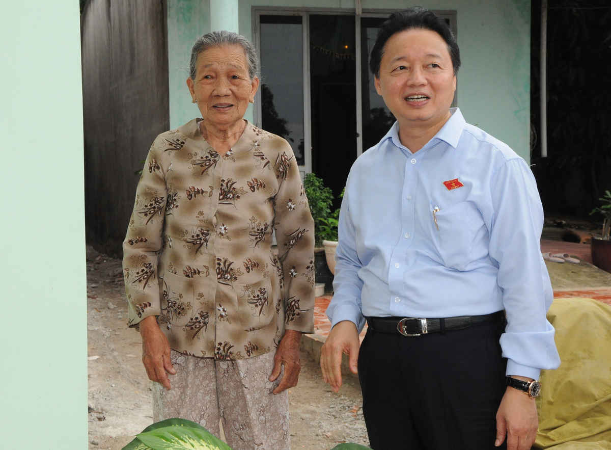 Bộ trưởng Trần Hồng Hà chia sẻ niềm vui với bà Huỳnh Thị Tẩu khi có căn nhà mới khang trang, sạch đẹp