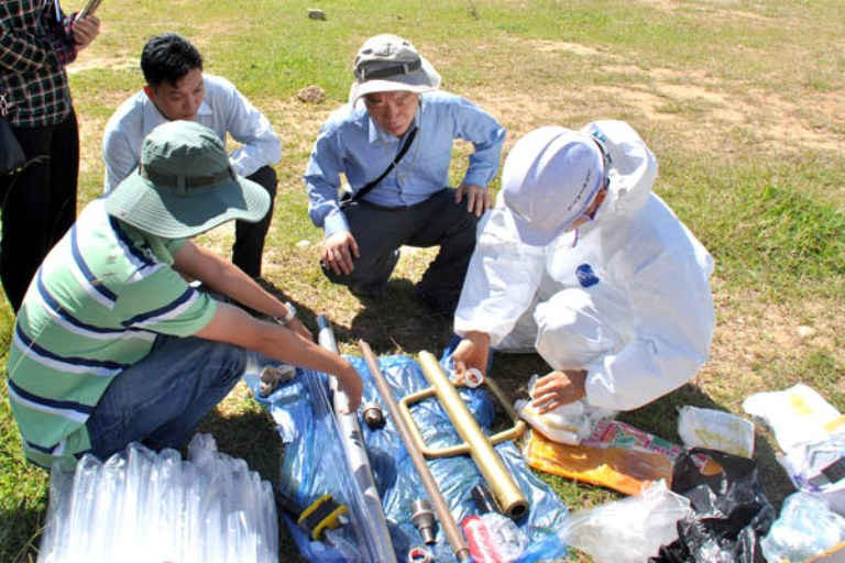 Các chuyên gia của VACNE và Hàn Quốc đang thu thập mẫu đất nhiễm Dioxin tại A Lưới. Ảnh: VACNE