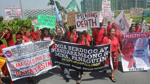 Những người quan tâm bảo vệ môi trường giơ băng-rôn trong một cuộc biểu tình chống lại các tác động của khai thác mỏ như suy thoái môi trường và sự thiếu minh bạch tại Manila vào ngày 15/9/2015. Ảnh: Jay Directo | AFP | Getty Images
