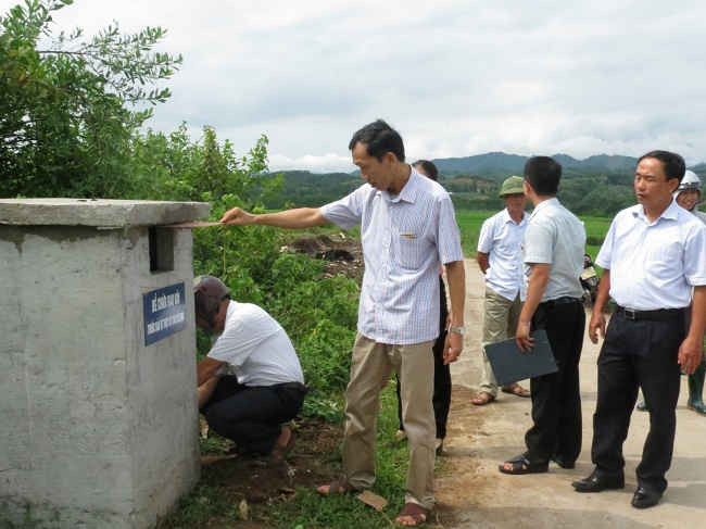 Ông Hà Mạnh Cường, PGĐ Sở TN&MT tỉnh Yên Bái cùng người dân trong xã ra quân thu gom bao gói thuốc BVTV, kiểm tra bể thu gom.