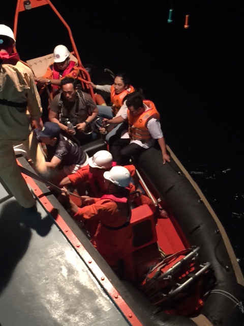Tàu SAR274 tiếp cận tàu bị nạn đưa bệnh nhân về Đà Nẵng điều trị