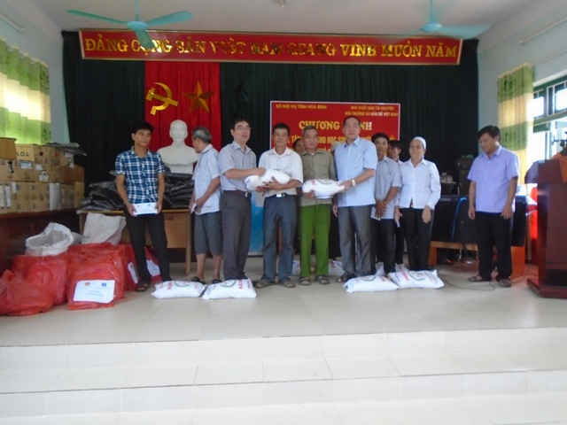 Lãnh đạo Nhà xuất bản (Bộ TN&MT) và Sở Nội vụ tỉnh Hòa Binh bà con nhân dân xã tặng quà  Xuân Phong