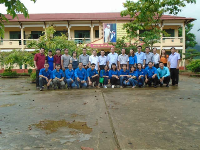 Cán bộ, công nhân viên Nhà xuất bản (Bộ TN&MT) và Sở Nội vụ tỉnh Hòa Binh cùng chụp bức hình lưu niệm