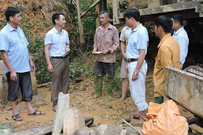 Lãnh đạo huyện Trạm Tấu thăm hỏi các gia đình bị thiệt hại do sạt lở đất