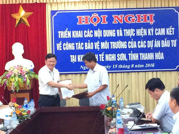 Trưởng Ban quản lý KKT Nghi Sơn và các KCN tỉnh Thanh Hóa ký cam kết với các chủ dự án đầu tư tại KKT Nghi Sơn
