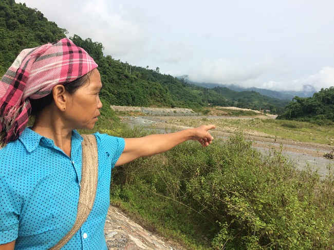 Bà Lò Thị Bằng, người dân bản Nậm Nhùn bức xúc chỉ tay về phía bãi cát không phép của ông Phạm Văn Khôi, giám đốc DNTN Trường Thành 588