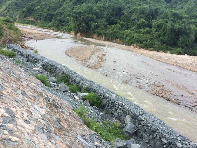 Dòng chảy bị thay đổi, nước sói vào chân đường tỉnh lộ 127, Ban QLDA thủy điện Sơn La – Lai Châu đã phải xây dựng kè đá để bảo vệ công trình