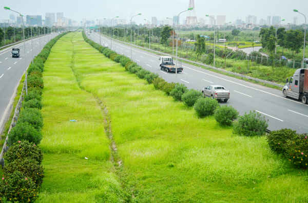 Đại lộ Thăng Long  là tuyến đường cao tốc nối khu trung tâm Hà Nội với quốc lộ 21A cũ, nay là điểm đầu của đường Hồ Chí Minh.