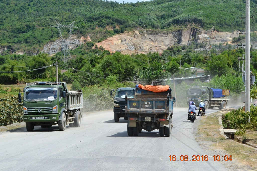 Trưa ngày 16/8, tại thôn Phước Thuận (xã Hòa Nhơn), ghi nhận của chúng tôi, từng đoàn xe ben chạy làm bụi tung mịt mù