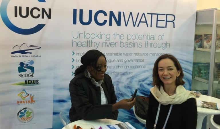 Bà Isabelle Fauconnier (phải) - đại diện Chương trình Nước toàn cầu của IUCN