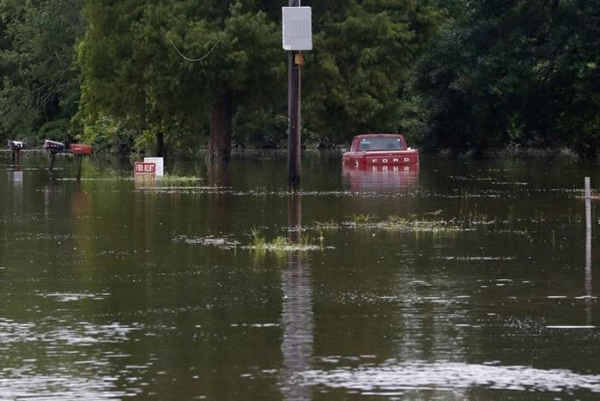 Hình ảnh một chiếc xe trên con đường bị ngập lụt ở Prairieville, Louisiana, Mỹ vào ngày 16/8/2016. Ảnh: REUTERS / Jonathan Bachman