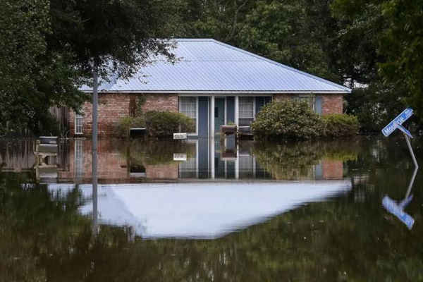 Một ngôi nhà bị ngập lụt ở Prairieville, Louisiana, Mỹ vào ngày 16/8/2016. Ảnh: REUTERS / Jonathan Bachman