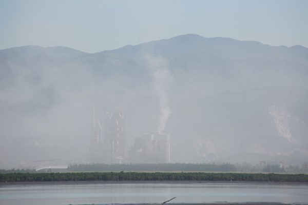 Nhà máy xi măng Hạ Long xả bụi mịt mù vào sáng 24.7, nhưng lãnh đạo nhà máy cho rằng: khói trắng phát ra ở tầm thấp, không ảnh hưởng đến môi trường bên ngoài