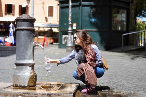 Người dân có thể hứng nước uống trực tiệp ở vòi nước công cộng nhờ công nghệ lọc RO tiên tiến