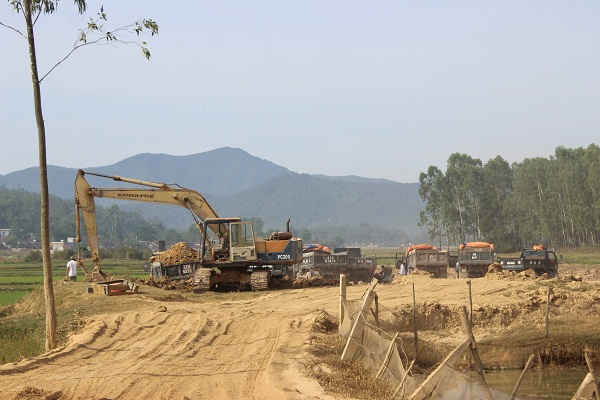 Khai thác đất bán cho nhà máy gạch núp dưới danh nghĩa cải tạo ruộng đồng đang diễn ra phổ biến ỏ Nghệ An