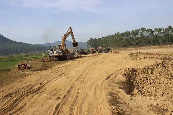 Khai thác đất bán cho nhà máy gạch núp dưới danh nghĩa cải tạo ruộng đồng đang diễn ra phổ biến ỏ Nghệ An