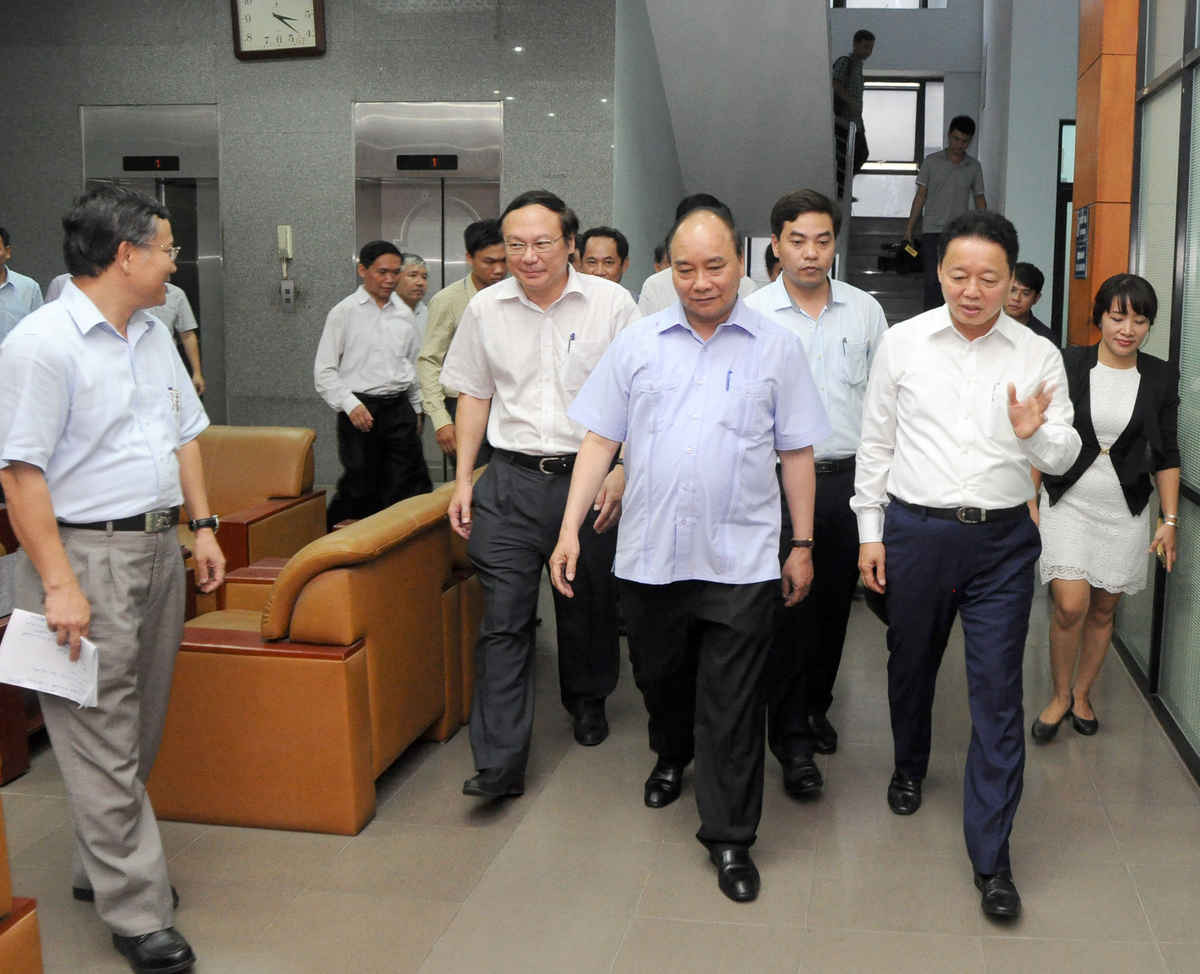 Bộ trưởng Trần Hồng Hà hướng dẫn Thủ tướng thăm Trung tâm Khí tượng thủy văn Quốc gia