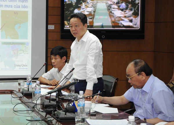 Bộ trưởng Trần Hồng Hà báo cáo với Thủ tướng tình hình ứng phó với bão số 3 của Bộ TN&MT nói chung và công tác dự báo của Trung tâm KTTV Quốc gia nói riêng