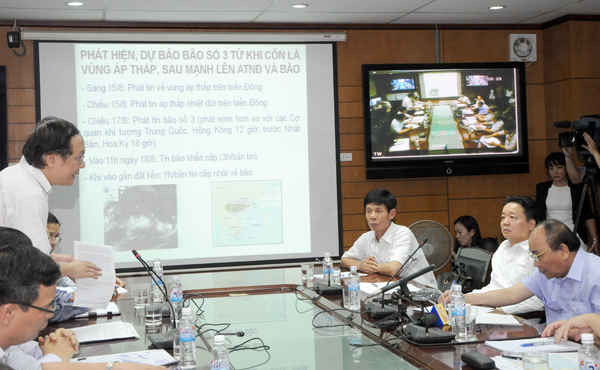 Tổng Giám đốc Trung tâm KTTV Quốc gia - ông Lê Công Thành báo cáo với Thủ tướng tình hình cơn bão số 3 nói riêng và  công tác dự báo nói chung 