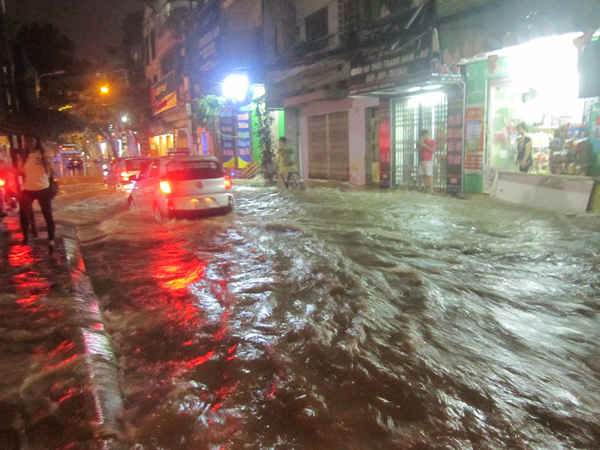 Nhiều truyến phố ở Thủ đô ngập lụt sau cơn mưa dữ dội kèm theo gió giật