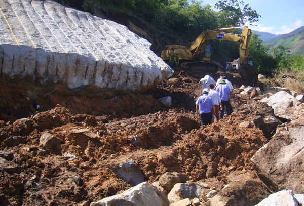 Trong lúc khai thác tại mỏ đá buôn Ngô B (xã Hòa Phong) vào tháng 8/2015, Công ty TNHH Quốc Duy đã gây ra vụ sạt lở làm 4 công nhân thương vong