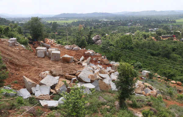 Tình trạng khai thác trái phép đá granit tại xã Hòa Sơn diễn ra trong suốt một thời gian dài, gây bức xúc trong dư luận