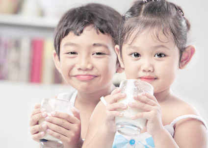 Nên cho trẻ uống nước đúng cách và sử dụng nguồn nước đảm bảo chất lượng (nguồn ảnh: internet)