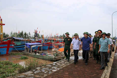 Phó Thủ tướng Trịnh Đình Dũng chỉ đạo công tác ứng phó với bão số 3 tại Nam Định. 