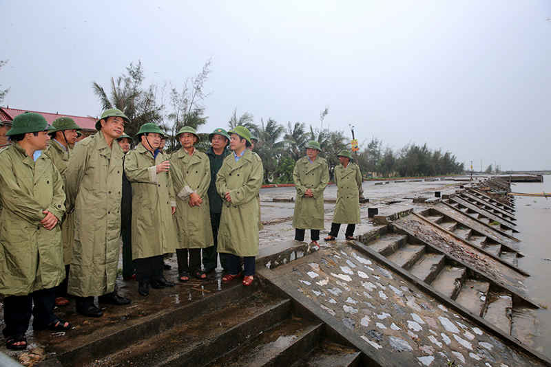 Phó Thủ tướng Trịnh Đình Dũng kiểm tra công tác neo đậu tàu thuyền, sơ tán người dân khỏi những khu vực nguy hiểm tại cảng Cửa Lân, xã Nam Thịnh, huyện Tiền Hải. 