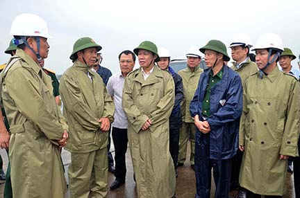 Phó Thủ tướng Vương Đình Huệ kiểm tra công tác phòng chống cơn bão số 3 tại tuyến đê biển 1 Đồ Sơn. Ảnh: Báo Hải Phòng