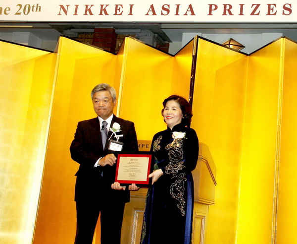 Bà Mai Kiều Liên, Tổng Giám đốc Vinamilk là người Việt Nam duy nhất đoạt giải trong lĩnh vực “Kinh tế và đổi mới doanh nghiệp” của giải thưởng Nikkei châu Á