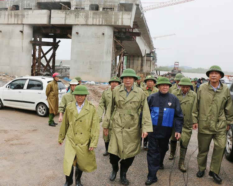 Phó Thủ tướng Chính phủ Vương Đình Huệ kiểm tra vị trí xung yếu Km28, tuyến đê Hà Nam thuộc địa phận phường Yên Hải