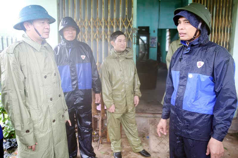 Phó Chủ tịch UBND tỉnh Vũ Văn Diện vận động nhân dân di chuyển đến nơi tránh trú an toàn