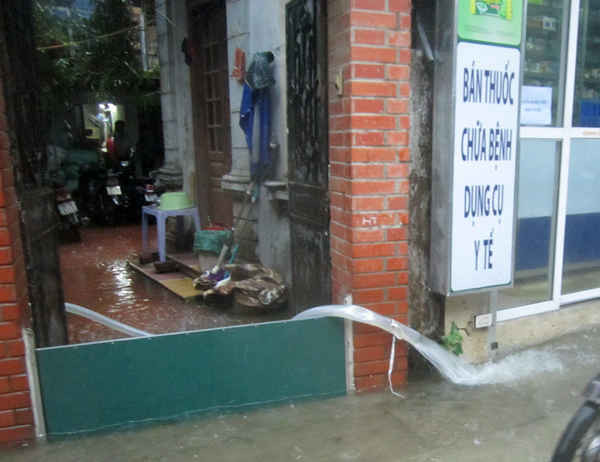 Máy bơm được sử dụng bơm nước từ trong nhà ra ngoài đường thời điểm mưa to.
