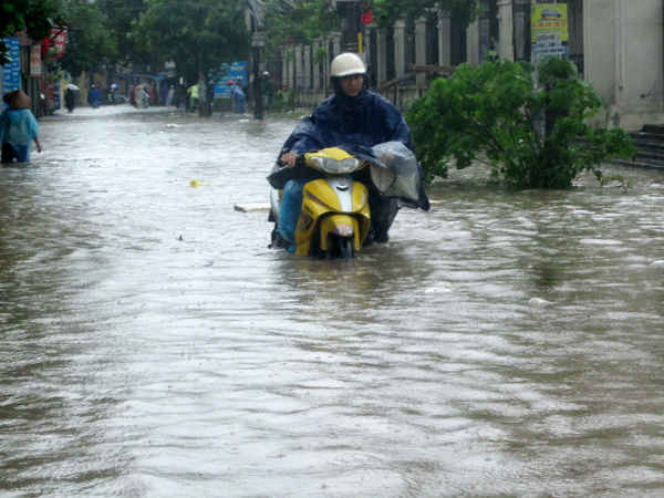 Nhiều khu vực nước ngập sâu 30-50cm khiến giao thông bị tê liệt.