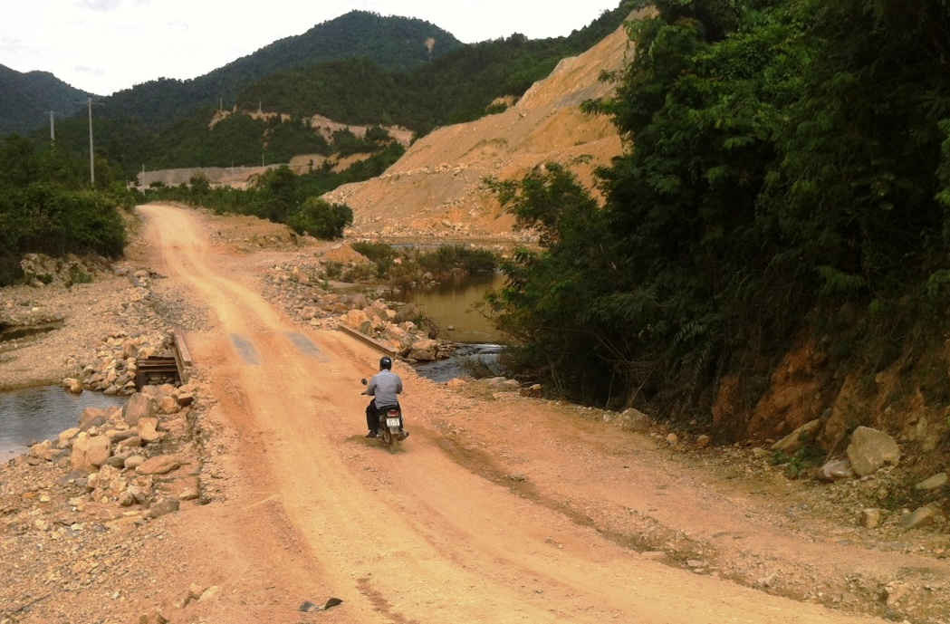 Có mặt tại thôn Tà Lang, xã Hòa Bắc, Hòa Vang (Đà Nẵng) và được tận mắt chứng kiến các đơn vị thi công đường cao tốc La Sơn - Túy Loan đã đổ đất đá, vùi lấp hàng trăm mét nhánh sông Nam, thượng nguồn sông Cu Đê