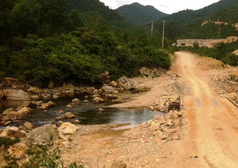 UBND TP. Đà Nẵng vừa có văn bản gửi  Tổng Công ty đầu tư phát triển đường cao tốc Việt Nam, yêu cầu các đơn vị thi công đường cao tốc đoạn  La Sơn - Túy Loan phải khẩn trương tổ chức khôi phục lại lòng sông Cu Đê
