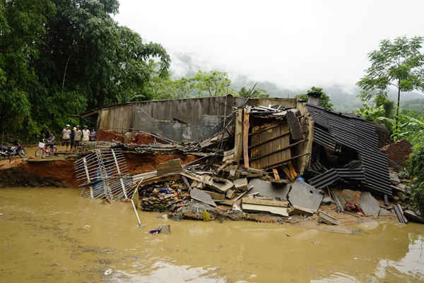 Mưa lớn, lũ quét làm 3 ngôi nhà dân ở thôn Mường B, xã Dương Quỳ, huyện Văn Bàn bị sập  xuống suối.  