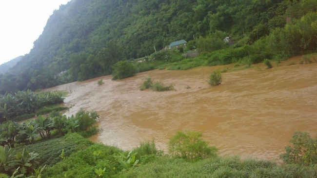 Lũ trên suối Nậm Pàn, huyện Mai Sơn lên trên mức báo động cấp 3