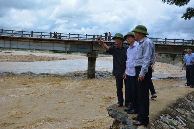 Ông Nguyễn Văn Khánh, Phó chủ tịch UBND tỉnh Yên Bái  cùng  đoàn công tác về các địa phương chỉ đạo, hướng dẫn nhân dân tiếp tục phòng chống và khắc phục hậu quả mưa lũ.