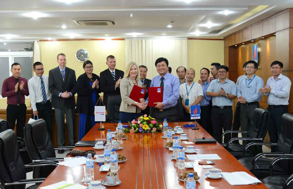 Ông Trần Ngọc Nguyên, Tổng giám đốc BSR và bà Rebecca Lieber, Tổng giám đốc Tập đoàn Honeywell UOP ký biên bản ghi nhớ (MOU)