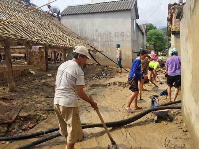 Người dân tại tỉnh Lào Cai đang tập trung khắc phục hậu quả mưa lũ
