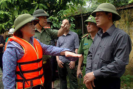 Bà Phạm Thị Thanh Trà - Ủy viên Trung ương Đảng, Chủ tịch UBND tỉnh Yên Bái trực tiếp có mặt tại hiện trường chỉ đạo khắc phục hậu quả lũ lụt. 