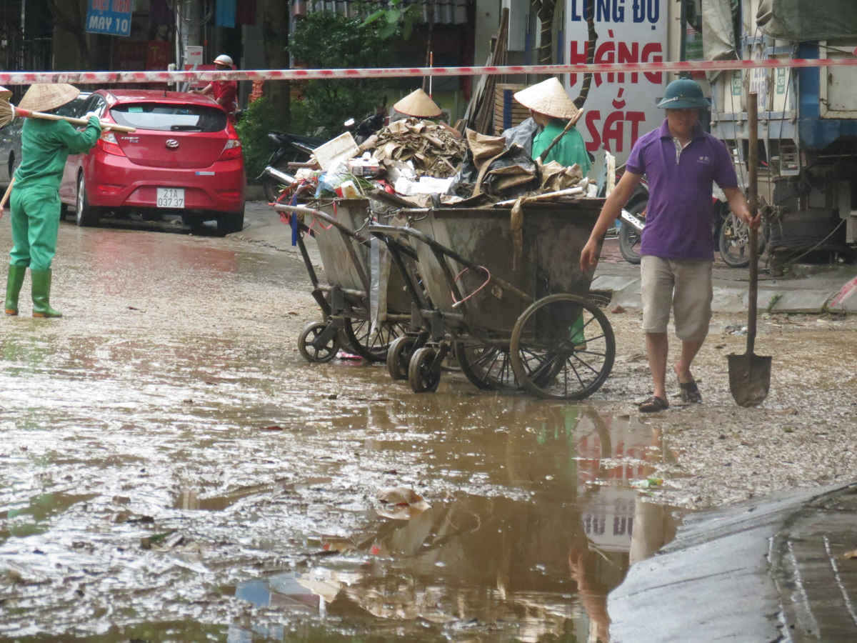 Người dân tập trung thu gom rác trên nhiều tuyến đường