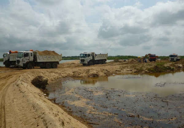 Công ty Minh Thành khai thác cát ngoài phạm vi cấp phép, khai thác trên đất canh tác của người dân