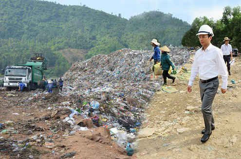 Ngày đầu đi thực tế của ông Nguyễn Xuân Anh với cương vị là Bí thư Thành ủy là điểm nóng ô nhiễm môi trường tại bãi rác Khách Sơn