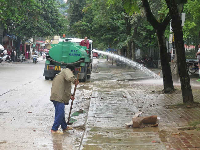 Đường phố được tưới rửa ngay khi nước rút