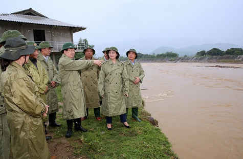 Phó Thủ tướng Trịnh Đình Dũng cùng đoàn công tác kiểm tra công tác khắc phục hậu quả cơn bão số 3 tại Yên Bái. 