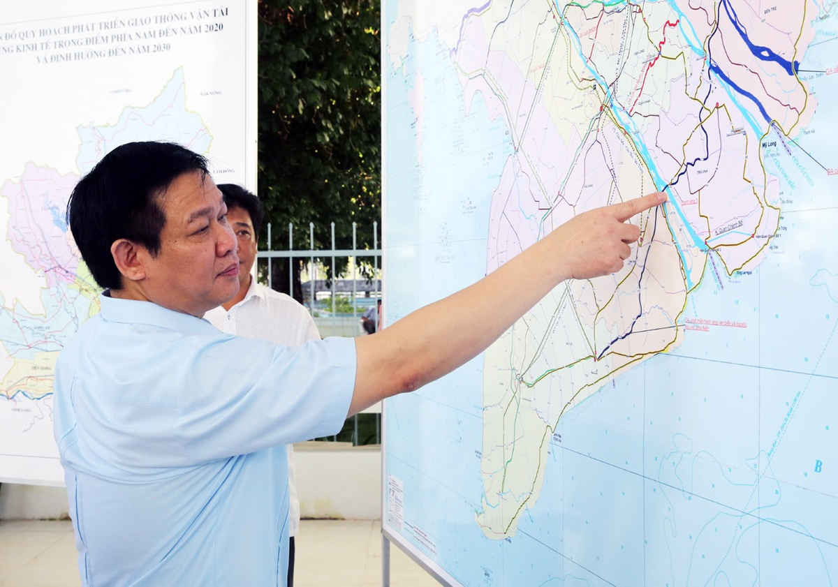 Phó Thủ tướng Vương Đình Huệ xem bản đồ quy hoạch giao thông vùng ĐBSCL 